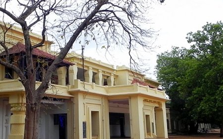 বিশ্বভারতী আধিকারিকরা প্রতীচির দেওয়ালে উচ্ছেদের নোটিশ সাঁটাচ্ছেন