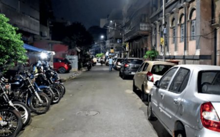 পার্কিং গুন্ডা গাড়ি চালকদের কাছথেকে ভাড়া নিচ্ছে - ইএম বাইপাস হাসপাতালের বেল্ট বরাবর