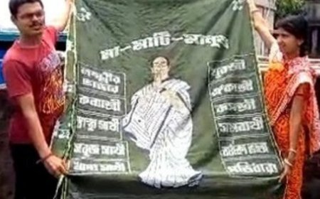 কাটোয়া থেকে একজন তাঁতি 15 হাত বোনা শাড়িতে মুখ্যমন্ত্রী এবং তাঁর কার্যকলাপের ছবি তুলে ধরলেন