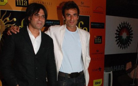 রাহুল দেব, মুকুল দেবের ছোট ভাই, দিল্লিতে তার শেষকৃত্য সম্পন্ন করার সময় কাঁদতে দেখা যায়; ভিন্দু দারা সিং মুকুল দেবের অন্ত্যেষ্টিক্রিয়া অনুষ্ঠানে আবেগে কাঁদছেন