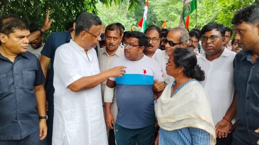 শুভেন্দুর সামনে ‘জয় বাংলা’ স্লোগান, রাতারাতি ‘হিরো’ খানাকুলের মইদুল, বাড়ি এসে কী আশ্বাস ফিরহাদের?